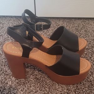 Bamboo  Woodland-08 Women's Heels size 10. New In Box